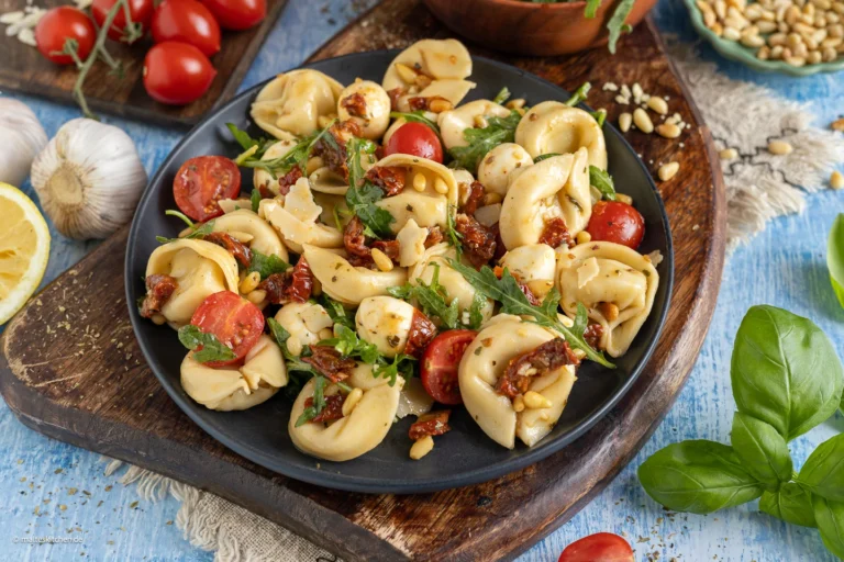 Salade méditerranéenne de tortellini aux tomates |  Italien délicieux