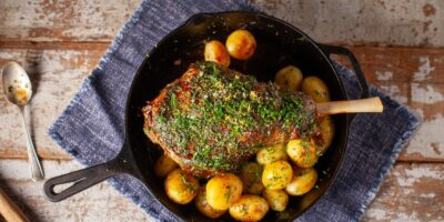 Chef hors service : Gigot d'agneau glacé avec pommes de terre nouvelles et beurre d'anchois