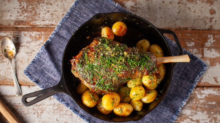 Chef hors service : Gigot d'agneau glacé avec pommes de terre nouvelles et beurre d'anchois