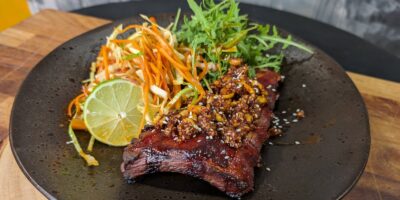 Côtes levées de bacon collantes à la sauce coréenne de Kevin Dundon : aujourd'hui