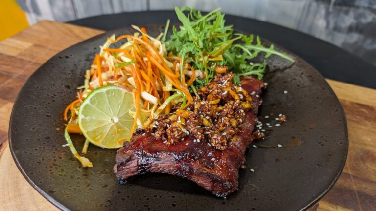 Côtes levées de bacon collantes à la sauce coréenne de Kevin Dundon : aujourd'hui