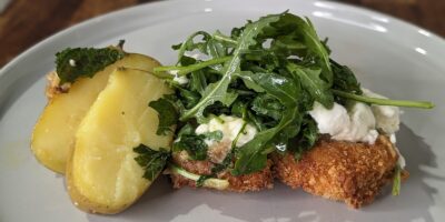 Escalope de poulet de Kevin Aherne à l'ail et au citron, salade de roquette et mozzarella fraîche : Aujourd'hui