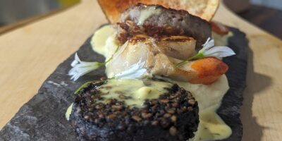 Coquilles Saint-Jacques grillées, boudin noir, vinaigrette au citron et au thym de Martin Shanahan : Aujourd'hui