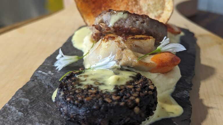 Coquilles Saint-Jacques grillées, boudin noir, vinaigrette au citron et au thym de Martin Shanahan : Aujourd'hui