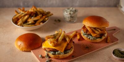 Chef hors service : Burger de filet de poisson avec frites fines et assaisonnement aux algues