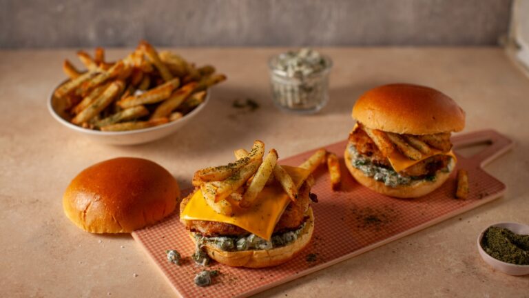 Chef hors service : Burger de filet de poisson avec frites fines et assaisonnement aux algues