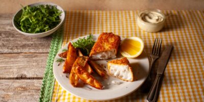 Off Duty Chef : Morue panée avec quartiers d'ail et de romarin