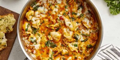 Tortellini au fromage et saucisses à la poêle