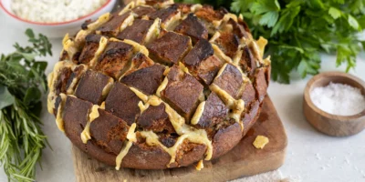 Pain de fête au fromage et beurre aux herbes | fait rapidement
