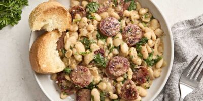 Saucisses de poulet et haricots blancs à la poêle