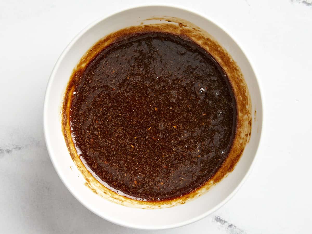 marinade de soja et de cassonade dans un bol blanc.