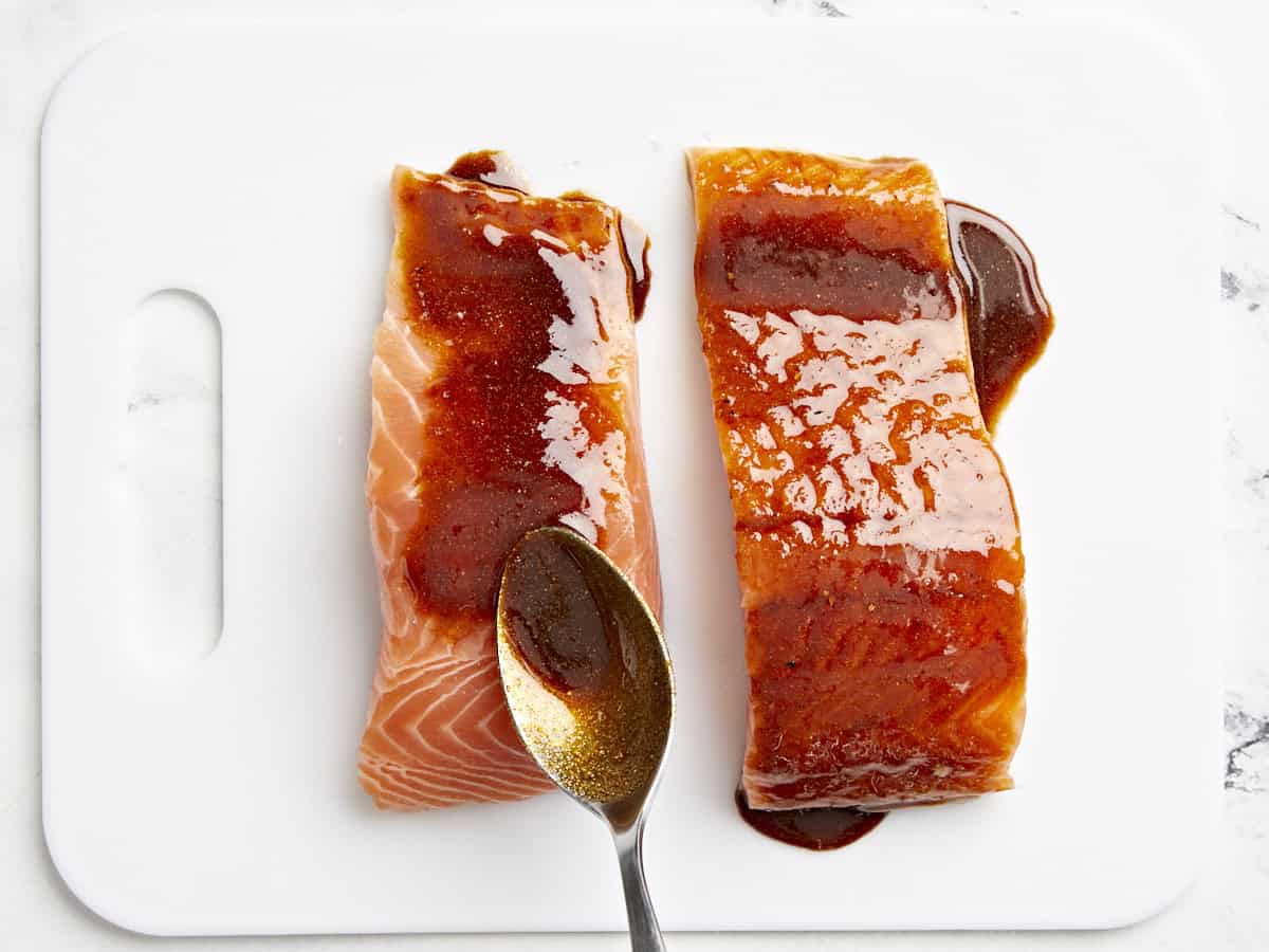 verser la marinade sur les filets de saumon.