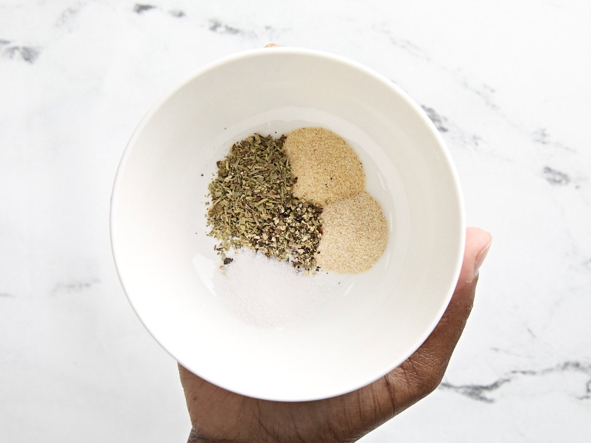 Mélange d'assaisonnement dans un bol.
