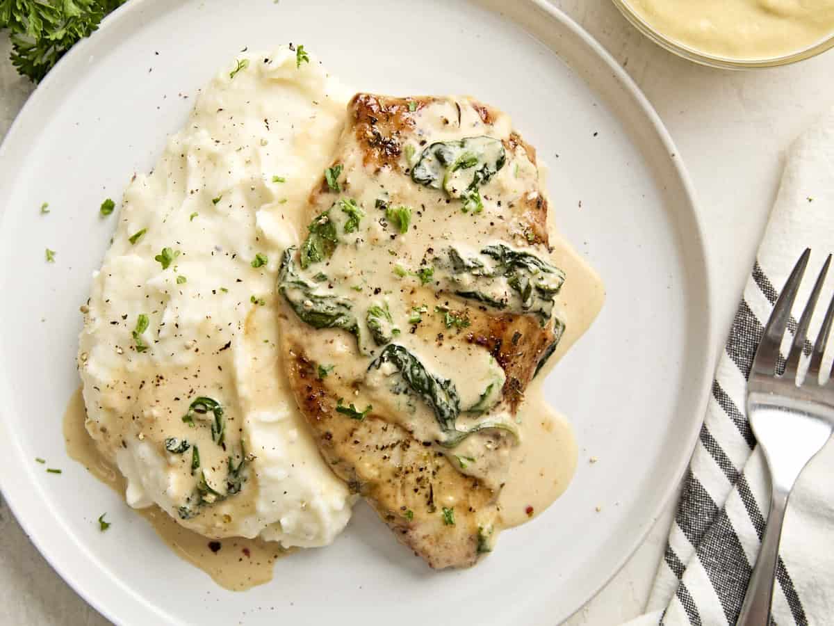 Poulet crémeux à la moutarde de Dijon dans une assiette avec purée de pommes de terre.