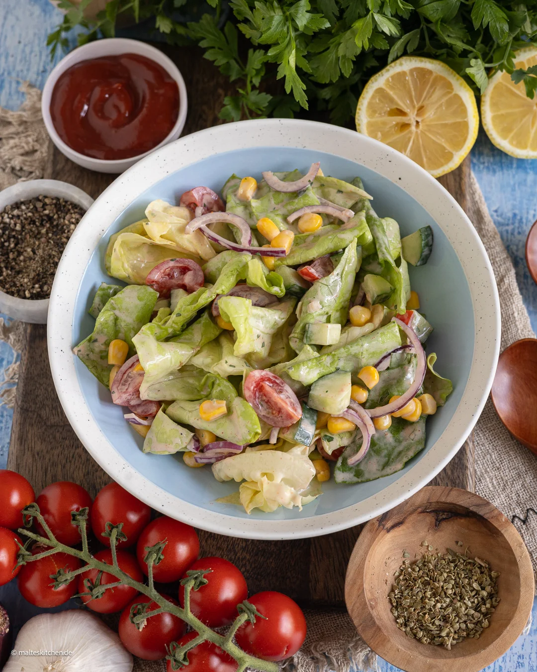 Salade de feuilles mélangées aux tomates et au maïs.
