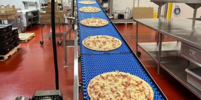 Maintenir Dogtown Pizza en mouvement grâce à des systèmes de convoyeurs tout autour