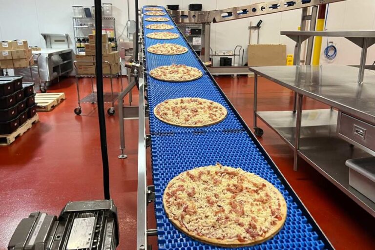 Maintenir Dogtown Pizza en mouvement grâce à des systèmes de convoyeurs tout autour
