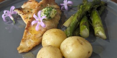 Poisson poêlé au beurre aux herbes, asperges et pommes de terre nouvelles de Rachel Allen : Aujourd'hui