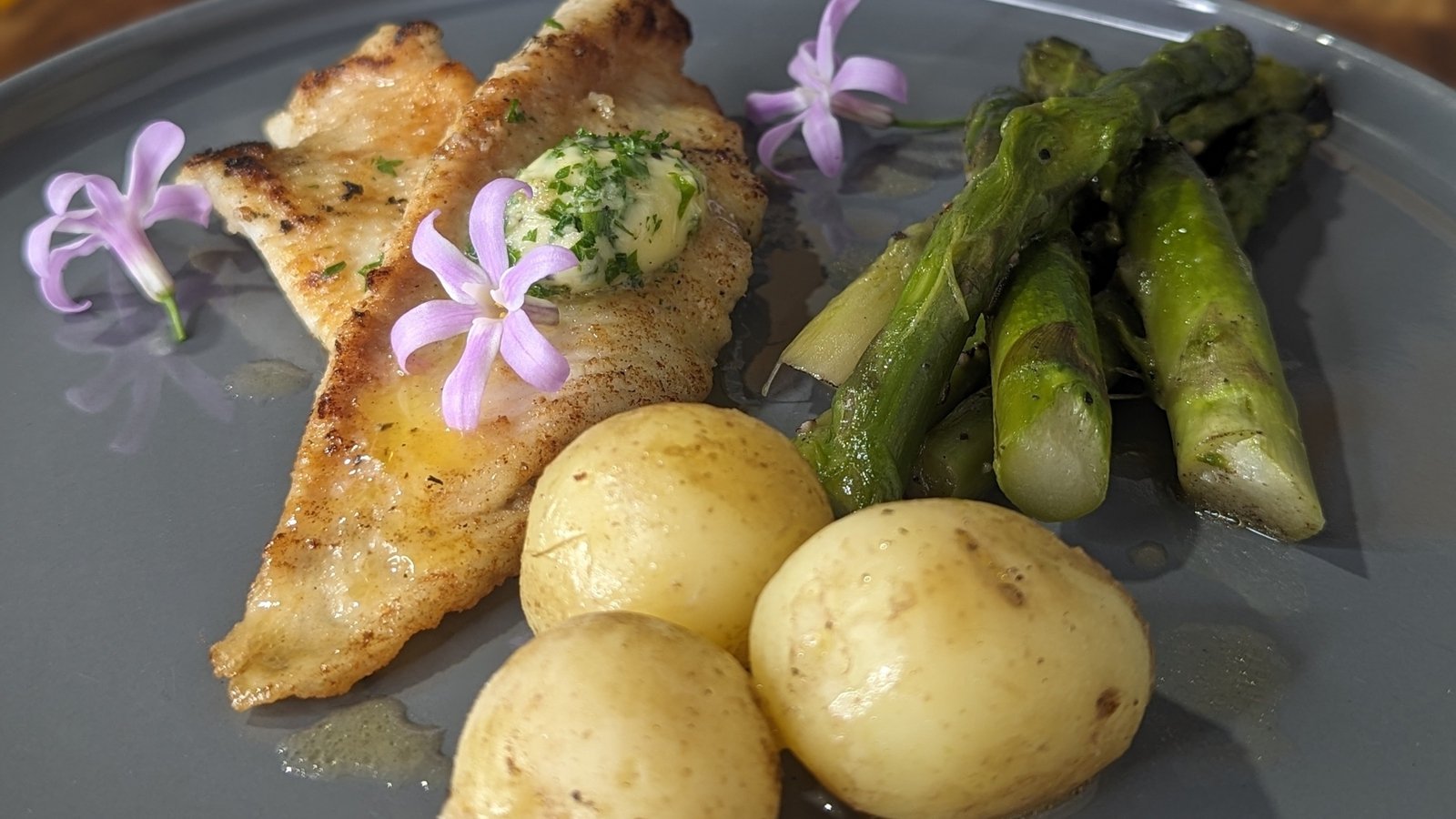Poisson poêlé au beurre aux herbes, asperges et pommes de terre nouvelles de Rachel Allen : Aujourd'hui