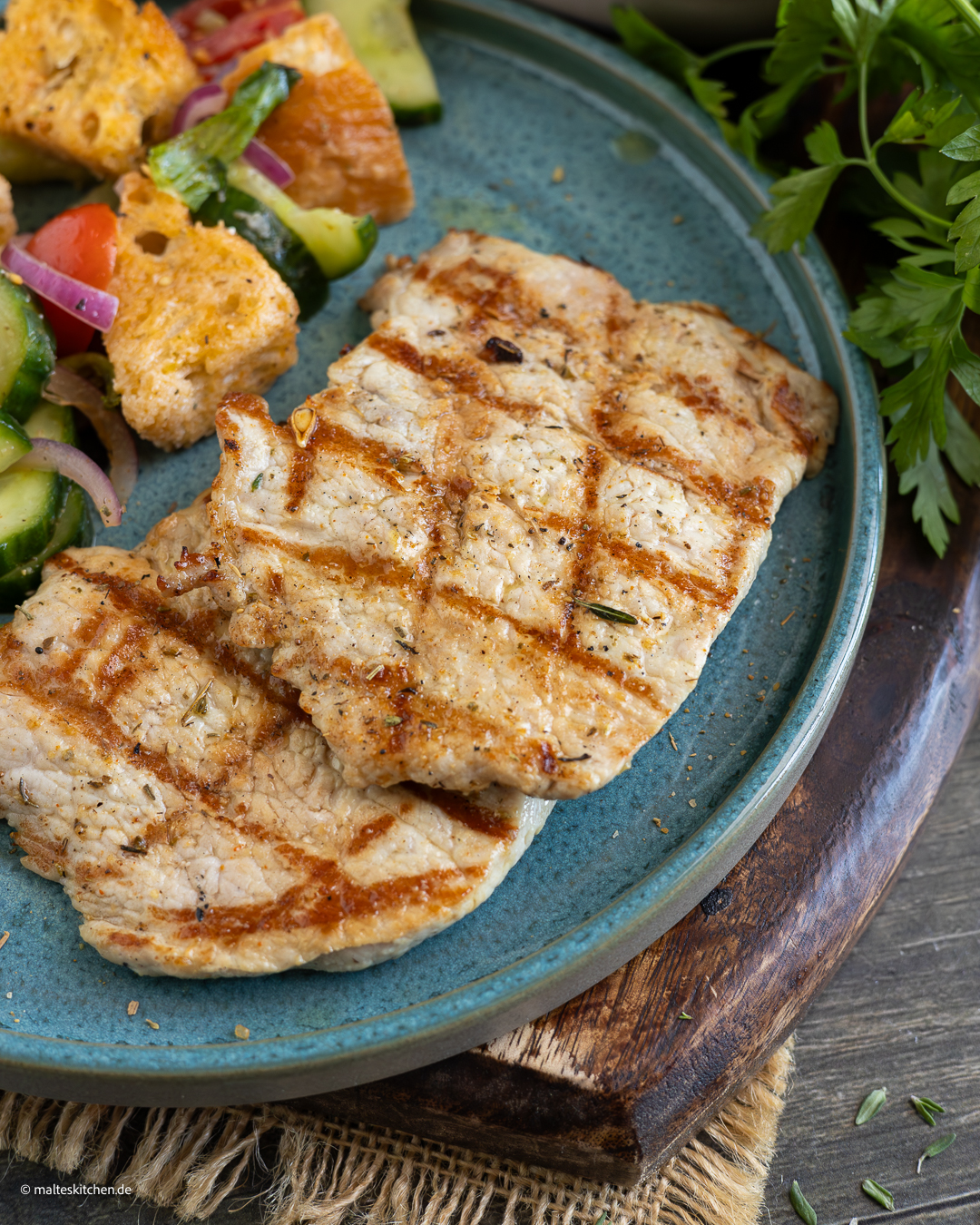 Délicieux steaks minutes et porc grillé