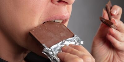 Une barre chocolatée peut-elle aider à soulager les symptômes de la ménopause ?