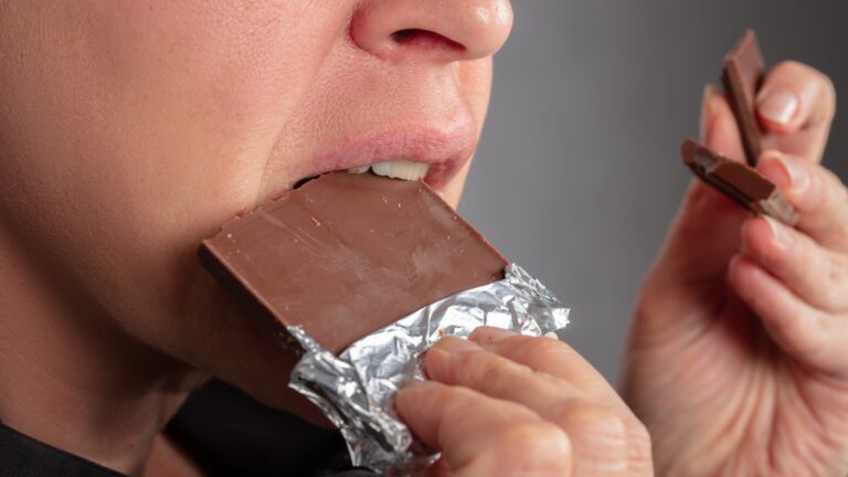 Une barre chocolatée peut-elle aider à soulager les symptômes de la ménopause ?