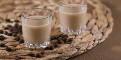 Les liqueurs et sirops artisanaux : comment les réaliser chez soi ?