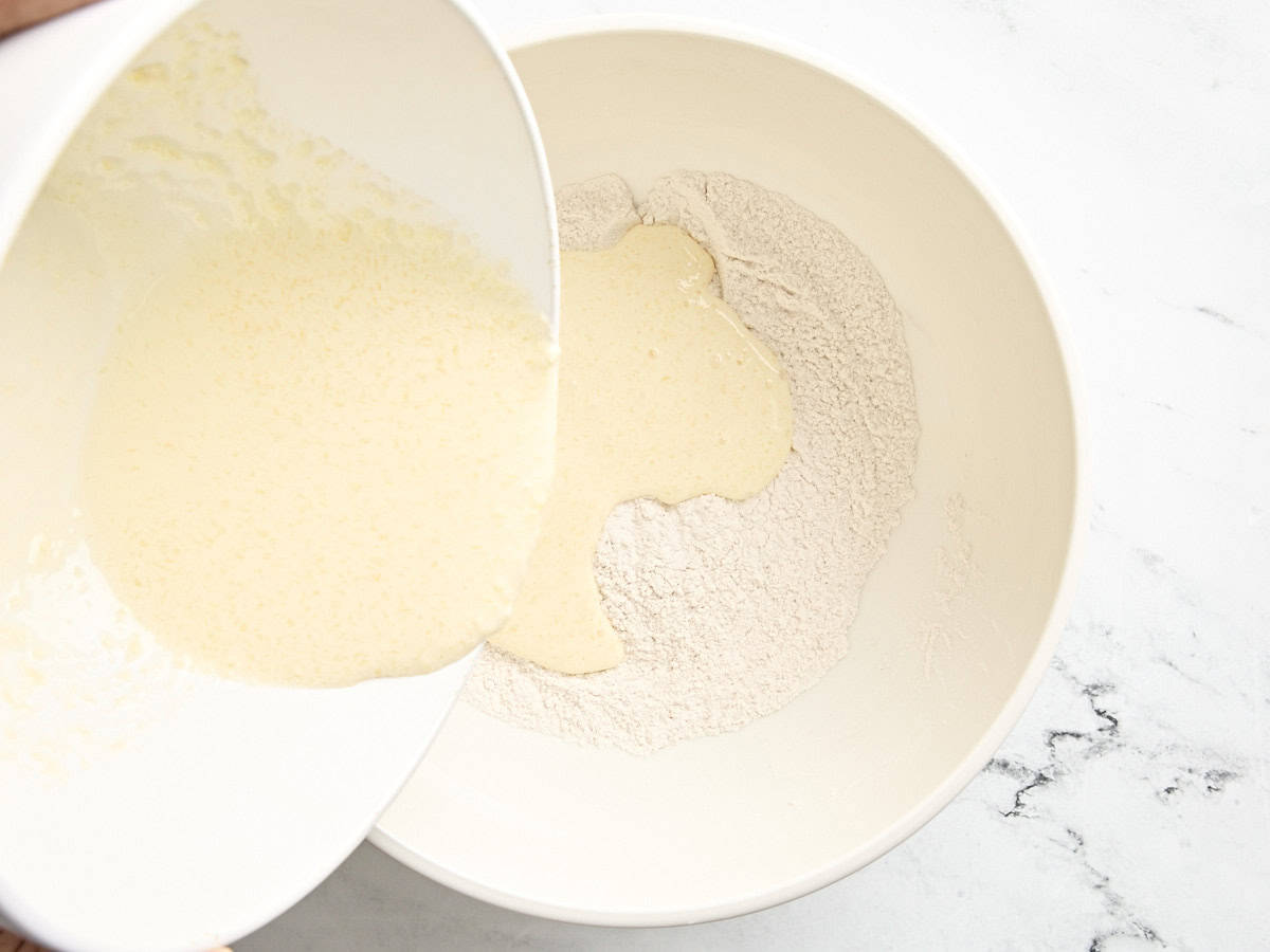 Ingrédients humides ajoutés aux ingrédients secs.