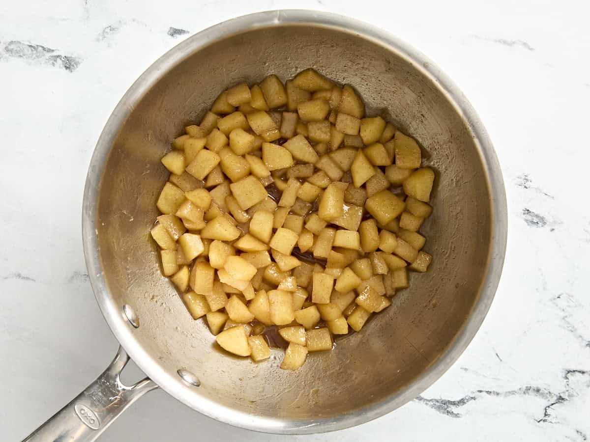 Pommes cuites dans une petite casserole.