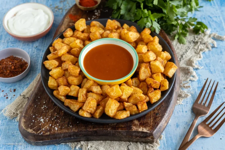 Patatas Bravas avec sauce Bravas rouge et aïoli | Tapas espagnoles