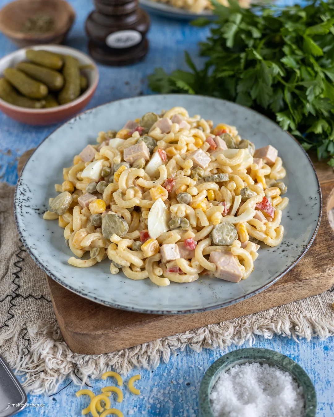 Délicieuse salade de pâtes avec saucisse de viande et œuf