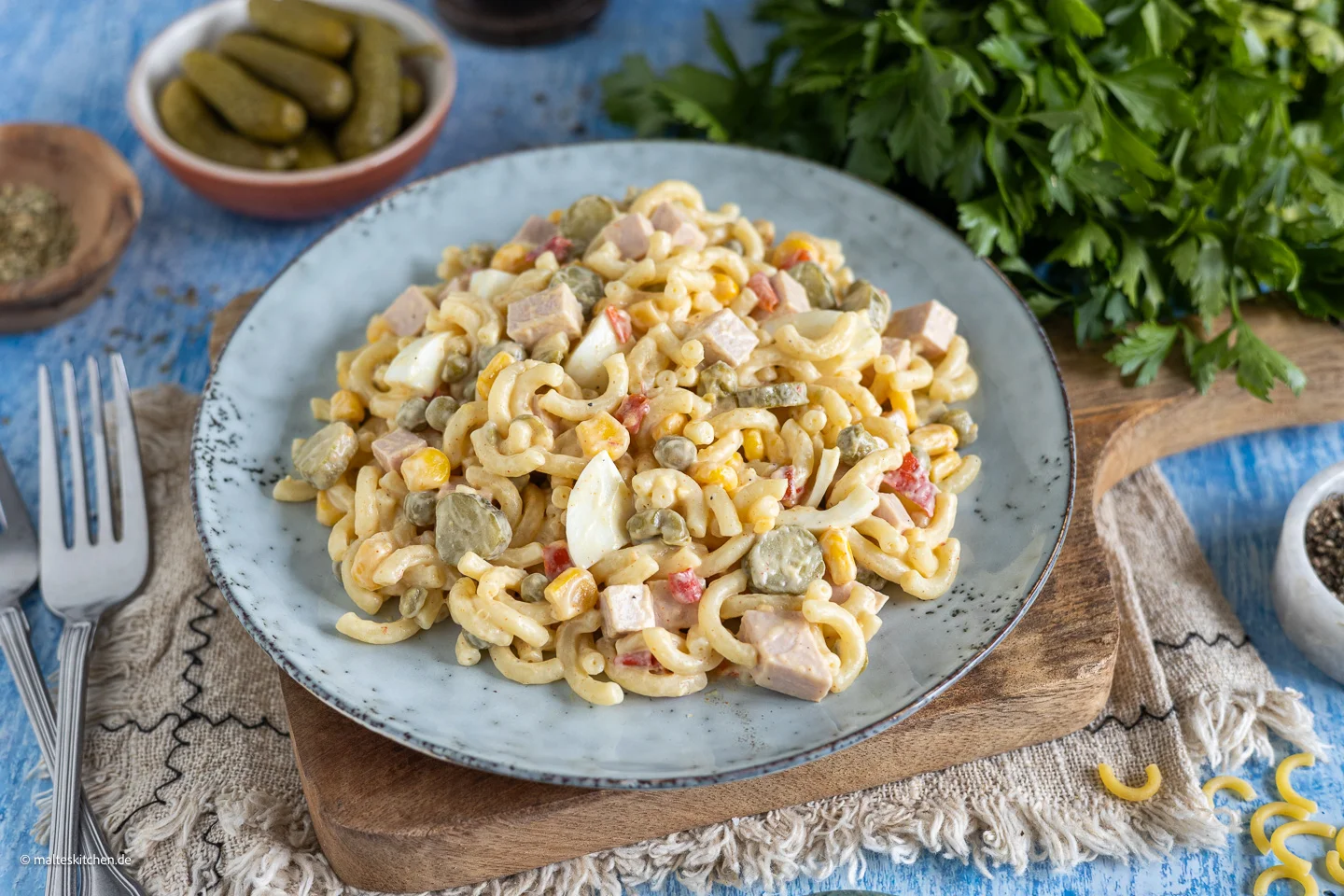 Salade de pâtes classique avec saucisse de viande et œuf