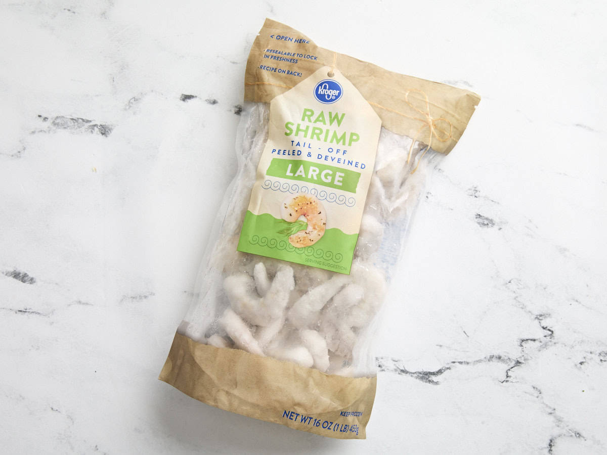 Un sac de crevettes congelées