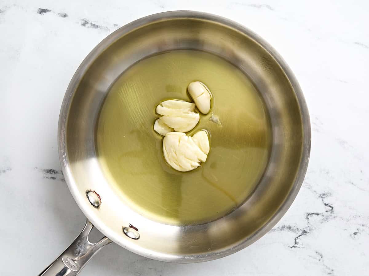 Gousses d'ail écrasées dans une poêle avec de l'huile
