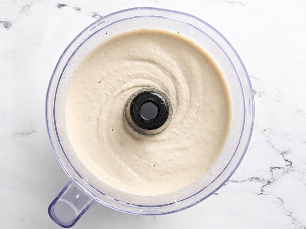 Houmous aux haricots blancs dans un robot culinaire.