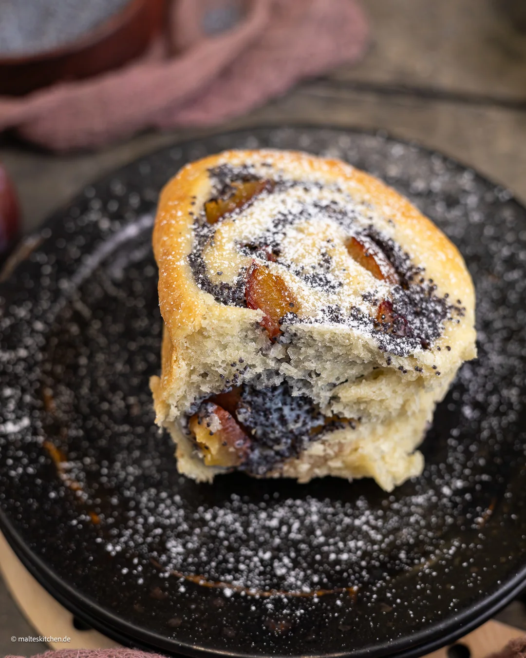 Rouleaux de graines de pavot juteux et délicieux fourrés aux prunes.