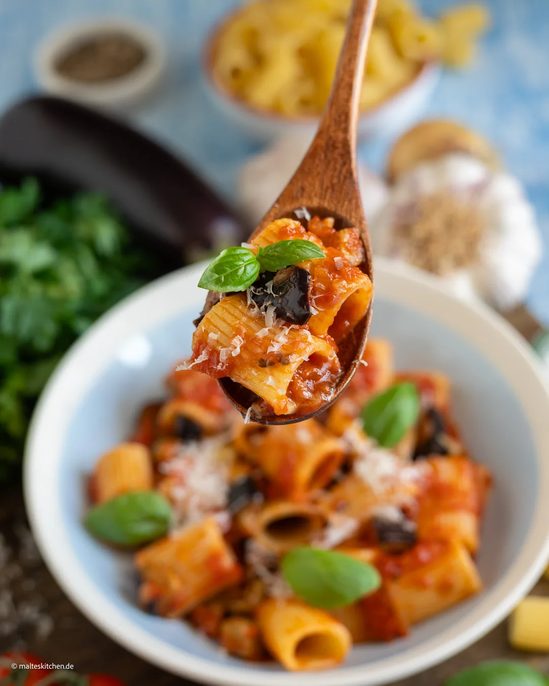 Délicieuses pâtes aux aubergines et tomates.