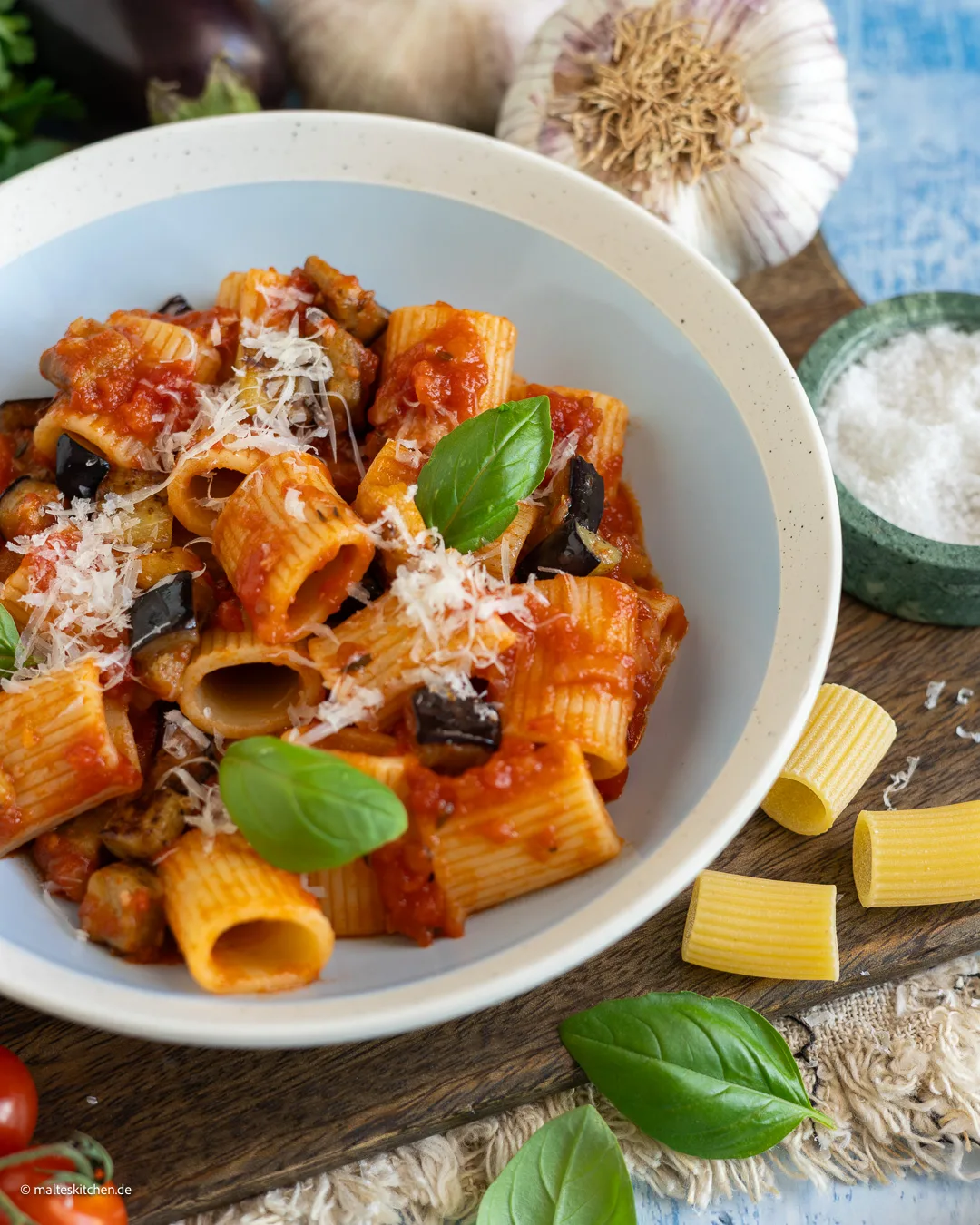 Pâtes aux aubergines à la sauce tomate.