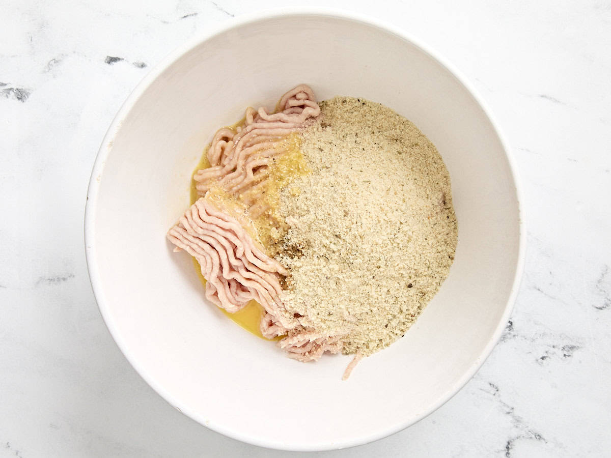 poulet haché ajouté au mélange de chapelure.