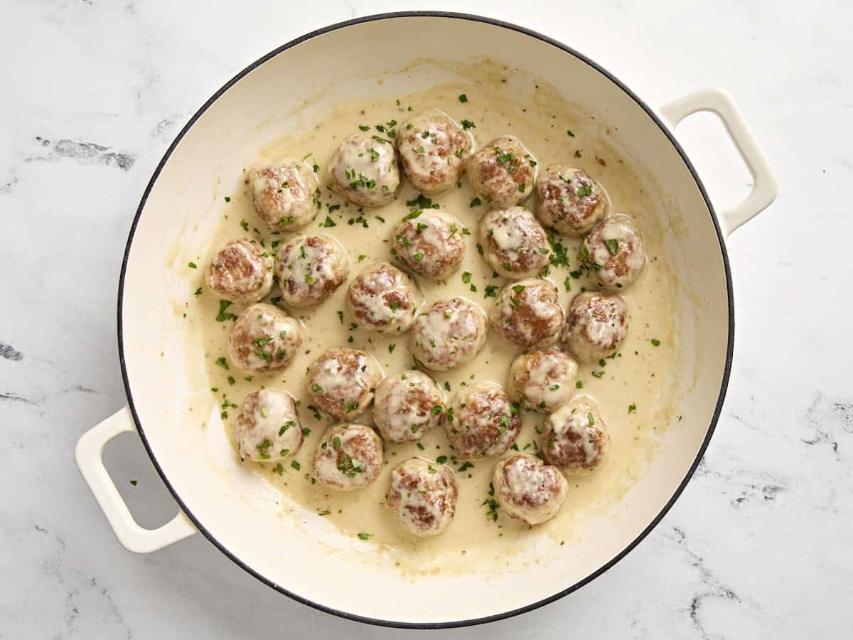 Boulettes de poulet cuites avec sauce à la crème dans une grande poêle