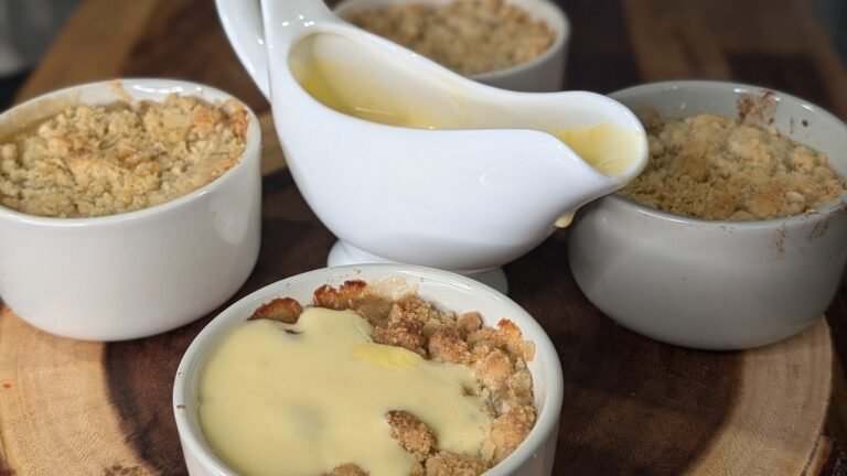 Le crumble aux pommes classique de Kevin Dundon avec crème anglaise chaude : aujourd'hui