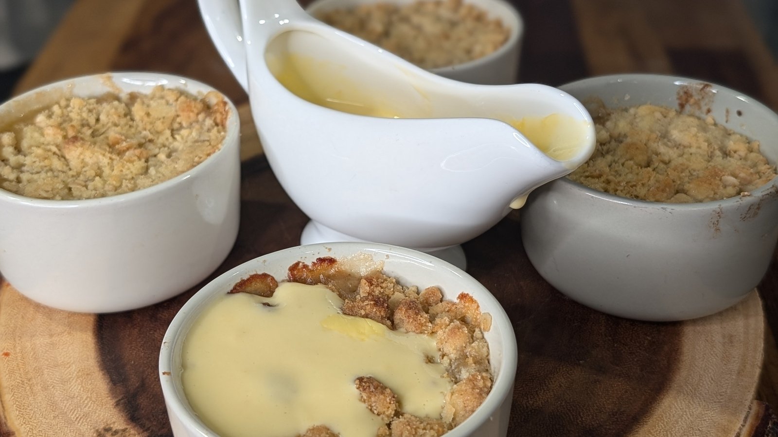 Le crumble aux pommes classique de Kevin Dundon avec crème anglaise chaude : aujourd'hui
