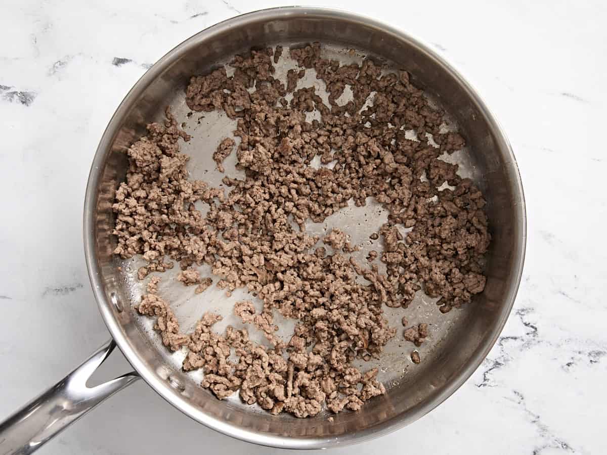 Bœuf haché cuit dans une poêle profonde.