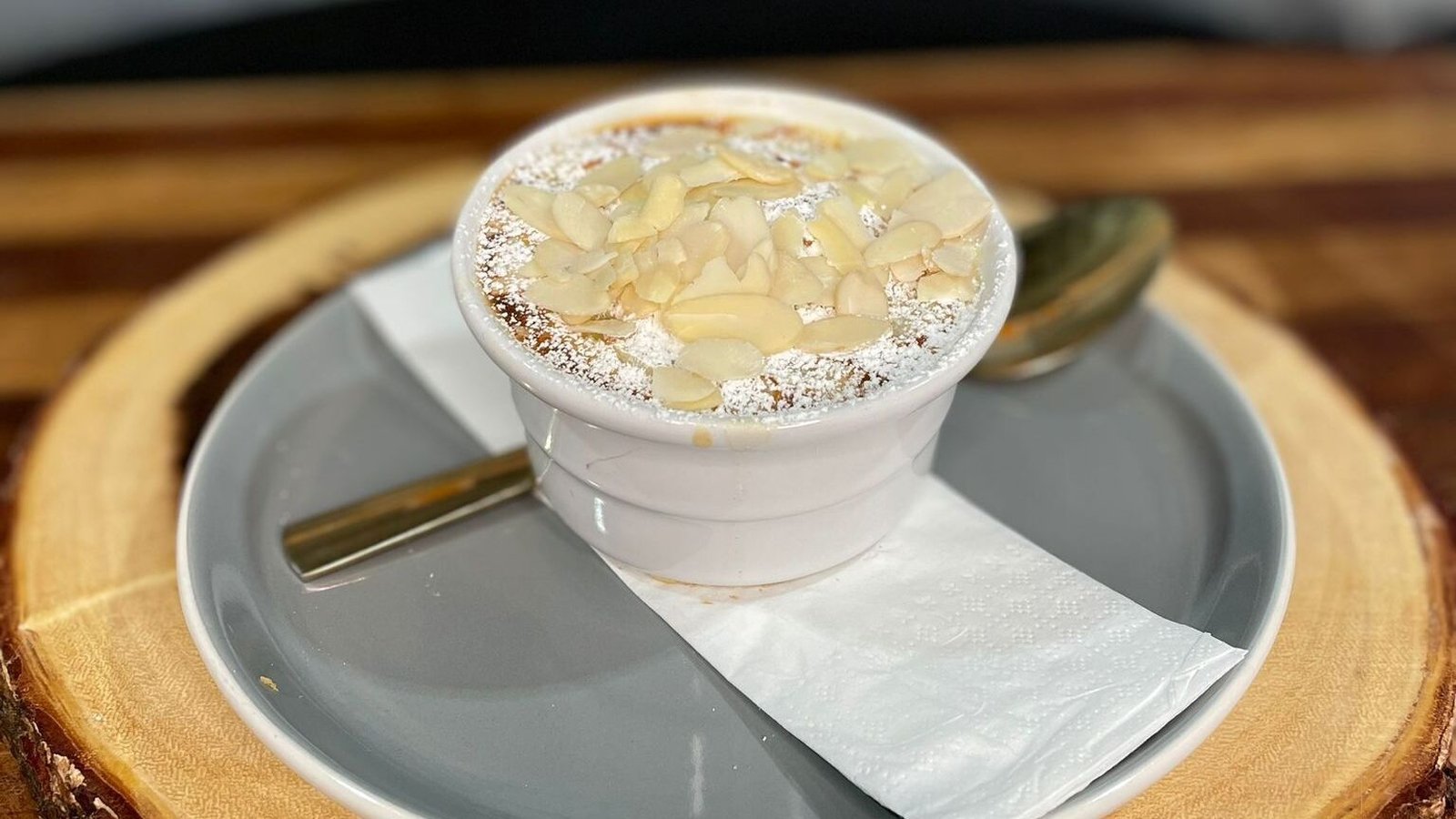 Pudding chaud aux poires et aux amandes de Wade Murphy : aujourd'hui