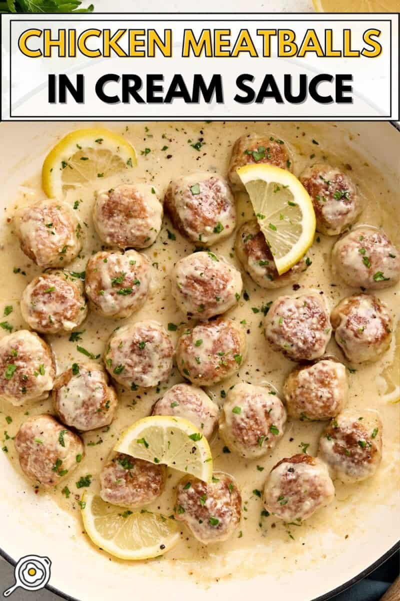 Vue aérienne de boulettes de poulet dans une grande poêle avec sauce à la crème et texte du titre en haut.