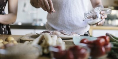 Les plats à apprendre aux ados avant de quitter la maison – de la sauce pour pâtes aux sautés