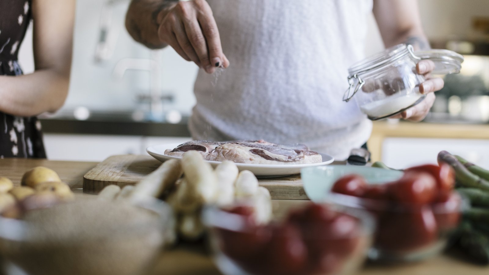 Les plats à apprendre aux ados avant de quitter la maison – de la sauce pour pâtes aux sautés