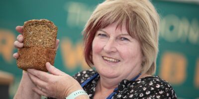 Rose Egan d'Offaly remporte le concours de fabrication de pain brun 2024