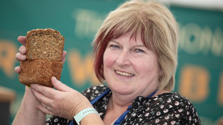 Rose Egan d'Offaly remporte le concours de fabrication de pain brun 2024