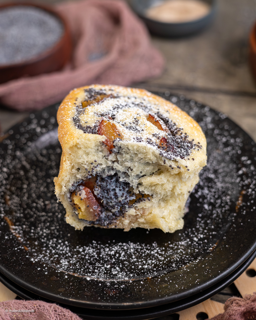 Rouleaux de graines de pavot aux prunes - juteux et délicieux.